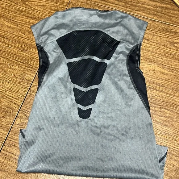 Nike Pro Combat Men’s Gray and Black Sleeveless Top - Picture 5 of 5